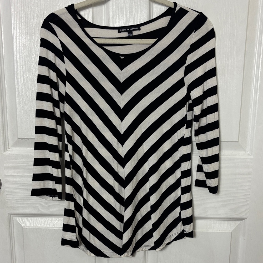 Cable & Gauge Black and White Chevron slinky blouse size Small lightweight